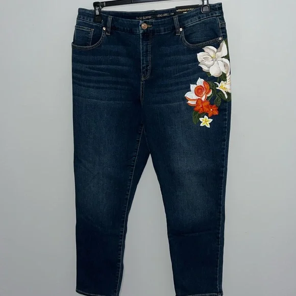Chico's Navy Floral Embroidered Cropped Jeans - EUC - Picture 3 of 9